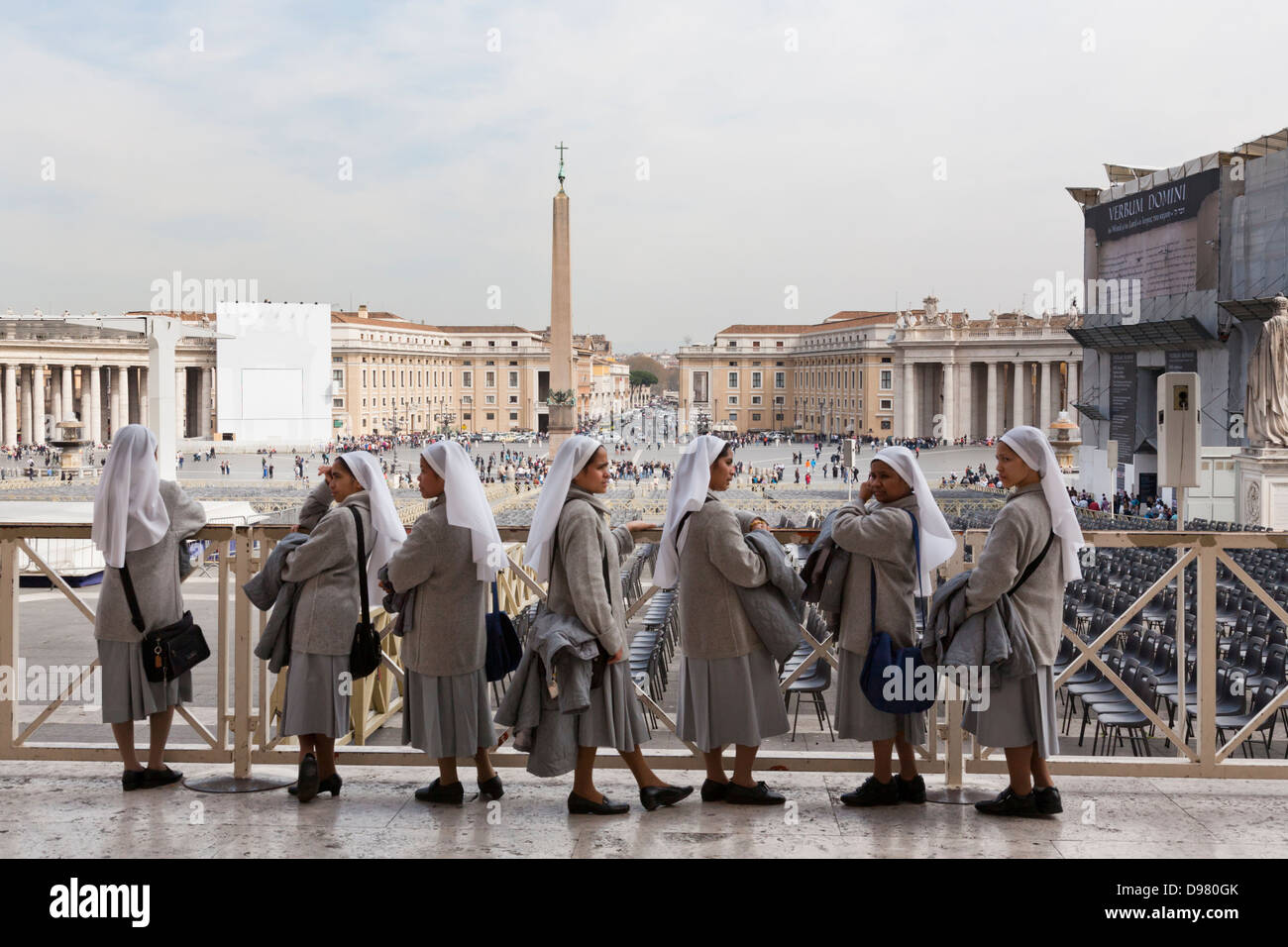 Des religieuses, la Place Saint Pierre et la Basilique, Cité du Vatican Banque D'Images