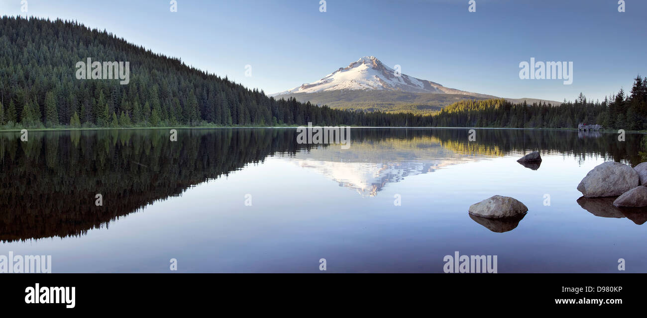 Mt Hood Réflexion sur le lac Trillium avec ciel bleu clair Panorama Banque D'Images
