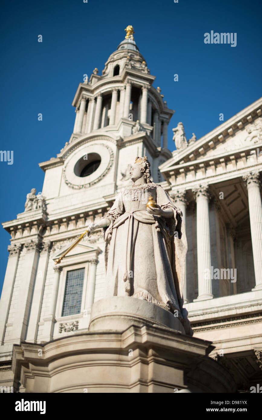 Statue de la reine Victoria Cathédrale Saint-Paul Londres Angleterre // LONDRES, Angleterre — Une statue historique de la reine Victoria se dresse dans la cour avant de la cathédrale Saint-Paul, l'un des monuments les plus distinctifs de Londres. Sculpté par Thomas Brock et dévoilé en 1886 pour commémorer le jubilé d'or de la reine, le monument représente Victoria en tenue royale, tenant un sceptre doré et un orbe qui symbolisent son autorité souveraine. La statue se dresse sur un piédestal de granit entouré de quatre figures allégoriques représentant la Justice, la vérité, la maternité et la paix, vertus associées aux idéaux victoriens. Th Banque D'Images