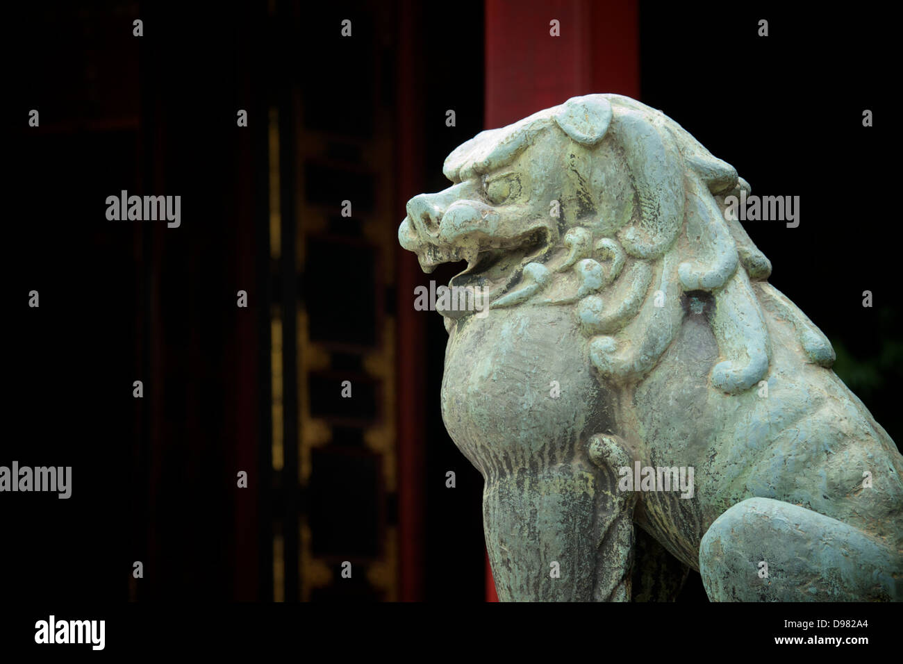 Komainu qui monte la garde au sanctuaire d'Asakusa, à Asakusa, Japon Banque D'Images