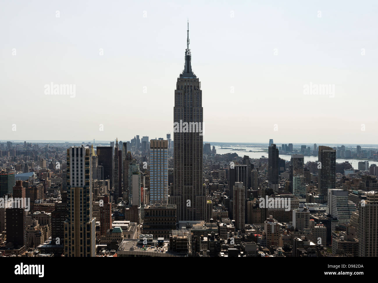 Toits de New York avec l'Empire State Building Banque D'Images