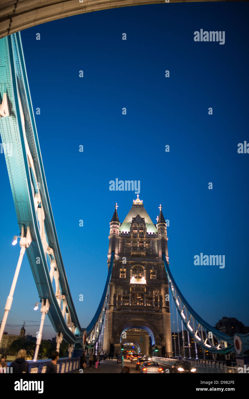 Tower Bridge au crépuscule Londres Angleterre // LONDRES, Royaume-Uni — L'emblématique Tower Bridge enjambe la Tamise dans le centre de Londres, illuminé à la tombée de la nuit. Achevé en 1894, ce pont suspendu et basculant combiné est l'un des monuments les plus reconnaissables de Londres, reliant la ville de Londres à Southwark sur la rive sud. Les tours néo-gothiques et les éléments de suspension bleus sont des caractéristiques distinctives de la structure de l'époque victorienne, qui ouvre environ 1 000 fois par an pour permettre le passage du trafic fluvial. Le pont est adjacent à la Tour de Londres, d'où il prend son nam Banque D'Images