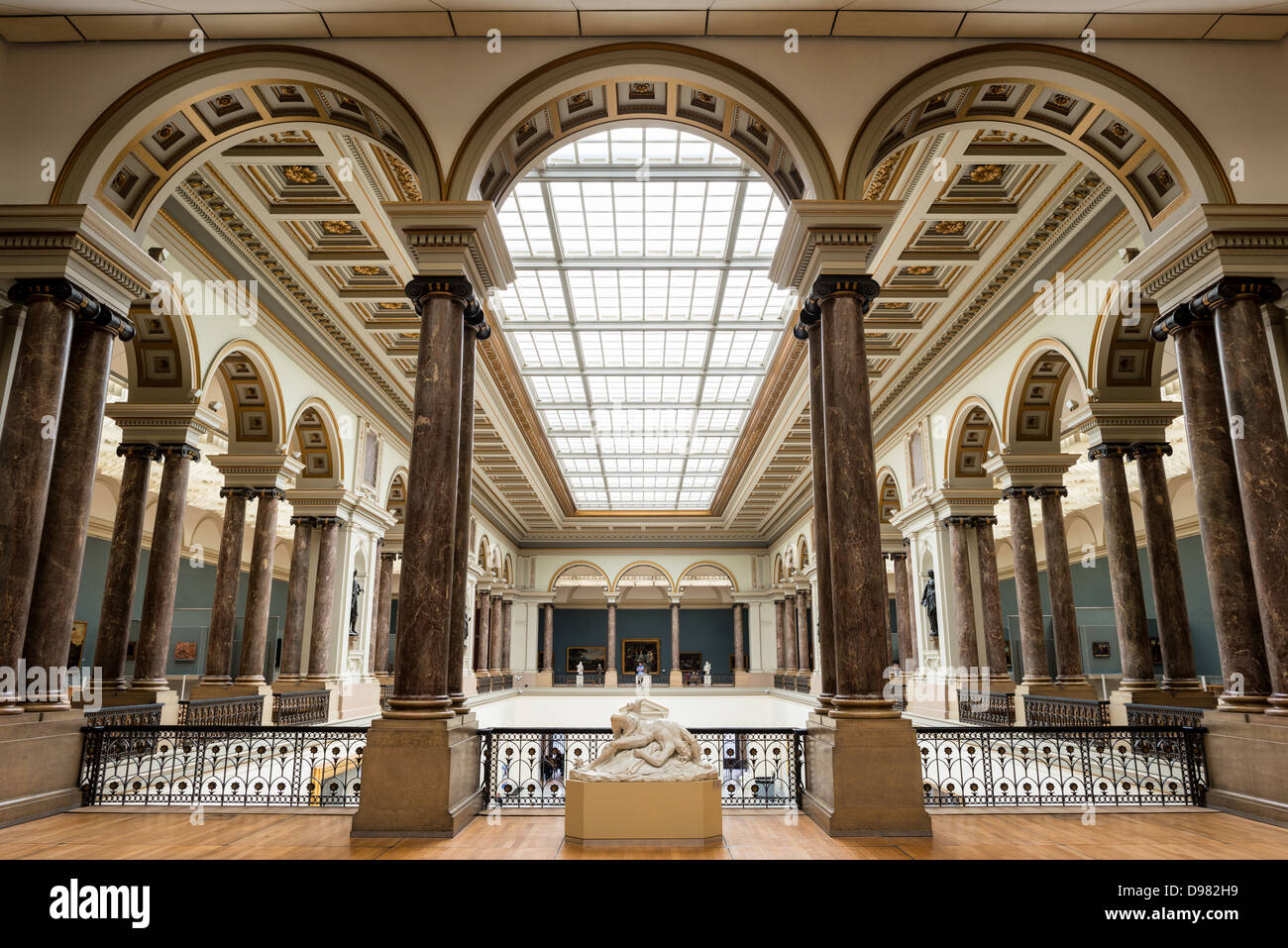 Bruxelles, Belgique - Arches sur le deuxième niveau de la salle principale au Musées royaux des Beaux-Arts de Belgique (en français, Musées royaux des Beaux-Arts de Belgique), l'un des plus célèbres musées de Belgique. Le complexe se compose de plusieurs musées, notamment le Musée d'Art Ancien (XVE - XVIIE siècle), le Musée d'Art Moderne (XIXE - Xxe siècle), le Musée Wiertz, le Musée Meunier et le Musée Magritte Museum. Banque D'Images