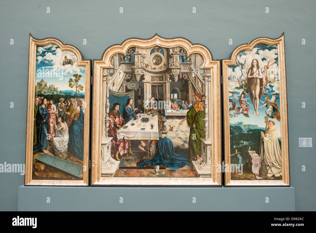 Triptyque de L'Abbaye de Dielegem musées royaux Bruxelles // BRUXELLES, Belgique — triptyque du XVIe siècle intitulé 'triptyque de L'Abbaye de Dielegem', attribué au peintre anversois Jan van Dornicke (également connu comme le Maître de 1518), exposé aux musées royaux des Beaux-Arts de Belgique. Le chef-d'œuvre de la Renaissance du Nord représente des scènes religieuses associées à l'abbaye de Dielegem, un ancien monastère prémonstraten situé à jette, aujourd'hui partie de Bruxelles. Le triptyque illustre l'iconographie religieuse détaillée caractéristique de la peinture flamande pendant ce pério Banque D'Images