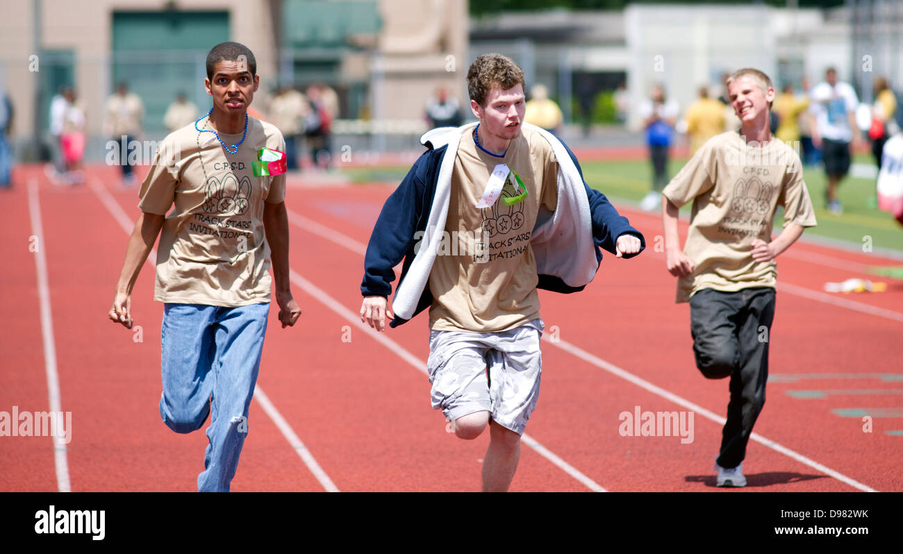 Les élèves gérer une course de sprint à Harry E Lang Stadium Washington Lakewood Banque D'Images