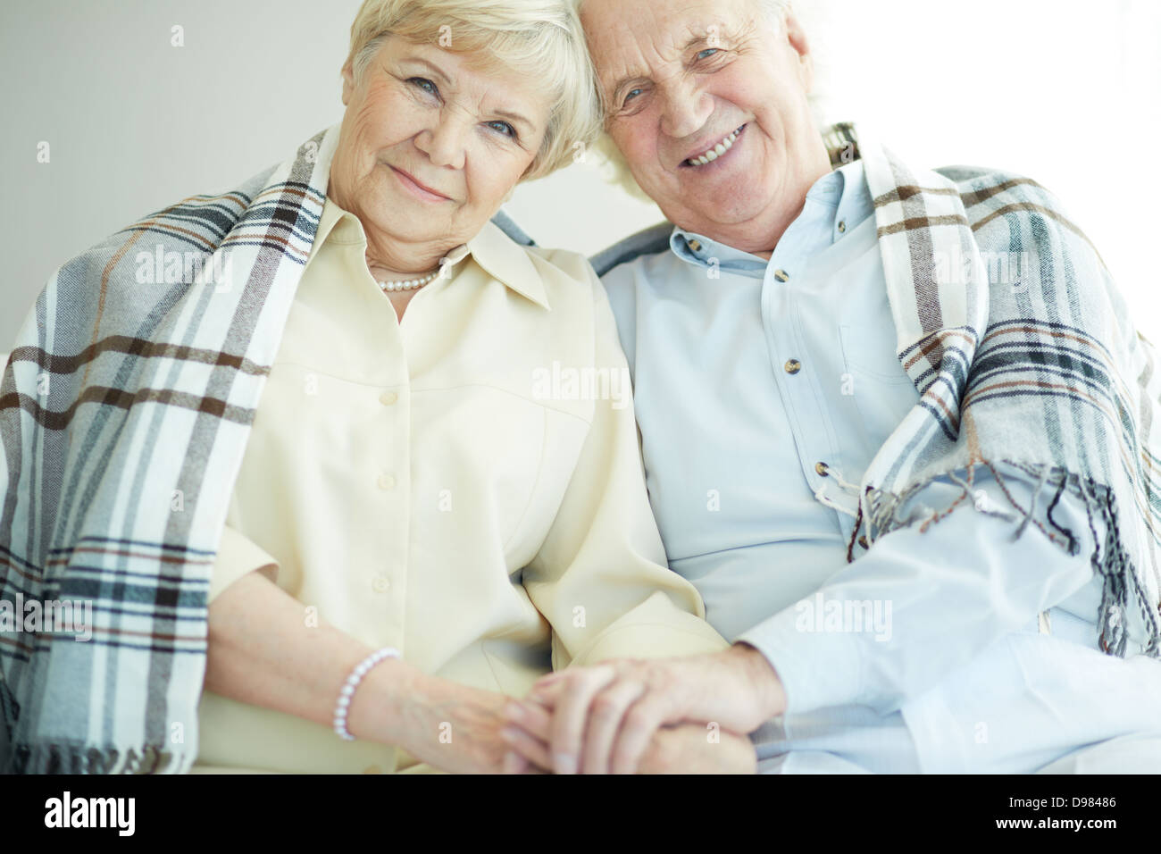 Portrait of happy senior couple looking at camera with smiles Banque D'Images