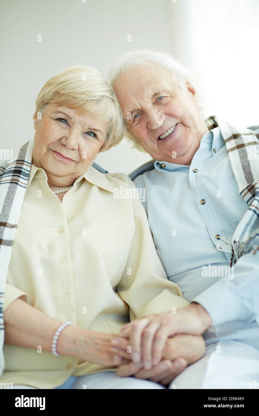 Portrait of happy senior couple looking at camera with smiles Banque D'Images