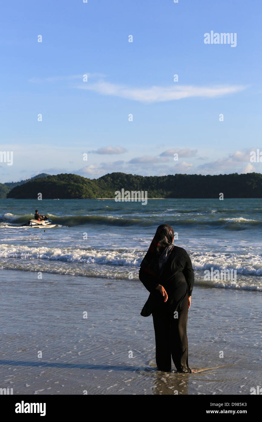 Femme musulmane profitant de la plage à Langkawi, Malaisie Banque D'Images