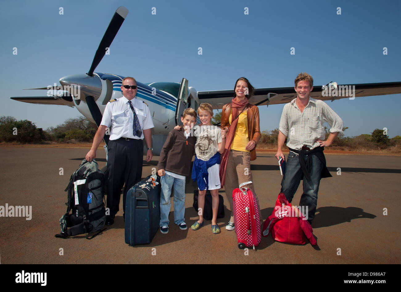 Une famille arrive par air taxi dans la Phinda Game Reserve, Afrique du Sud Banque D'Images