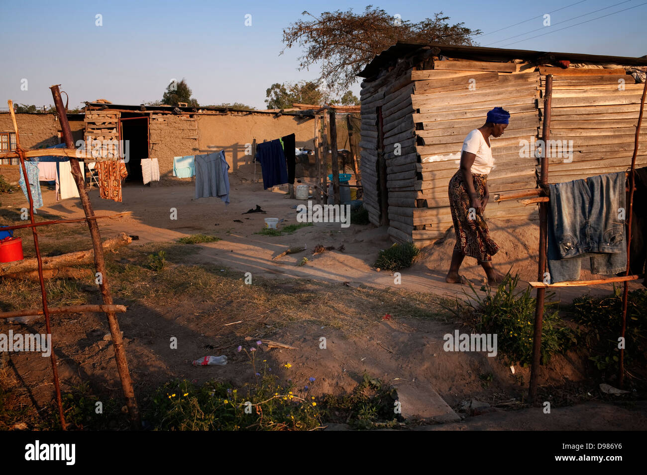 Esther Khoza 57 ans mère trois vit dans la boue shack sans électricité ni eau courante ni toilettes dans l'ombre Mbombela Stadium Banque D'Images