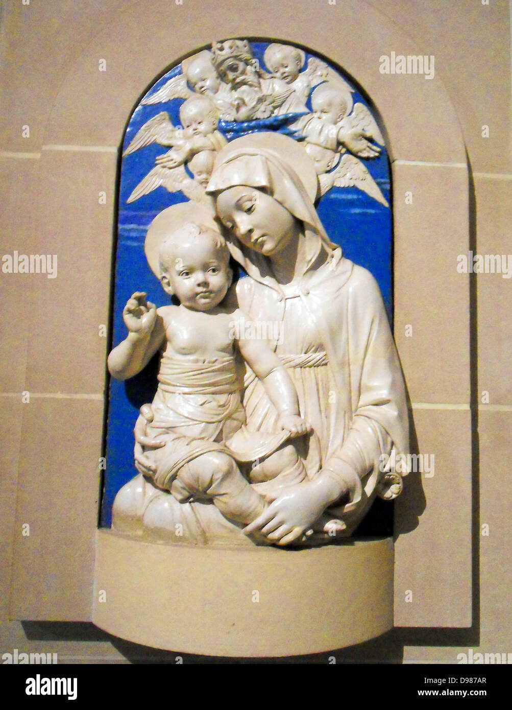 Vierge à l'enfant. Sculpture Relief par Andrea della Robbia (1435-1525)italien (Florence). ca. 1470-75 en terre cuite émaillée Banque D'Images