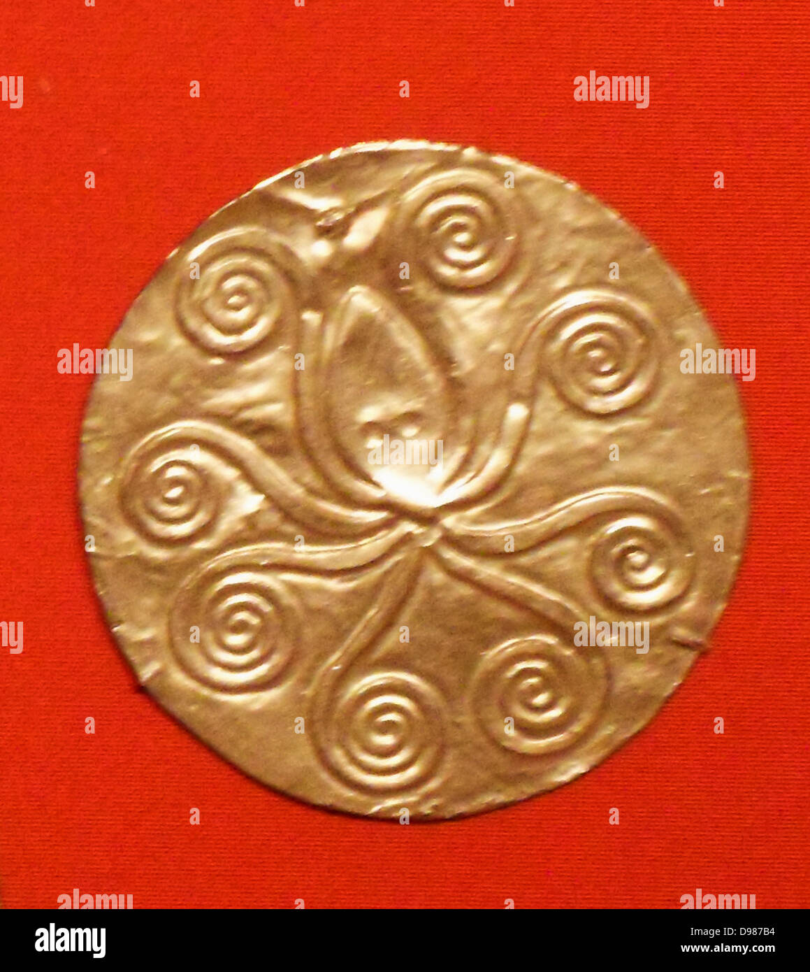 Reproduction d'un disque d'or avec un motif en relief. La fin ca Helladic mycénienne. La Colombie-Britannique 1600-1500 faite par Émile Gilliéron, père Banque D'Images