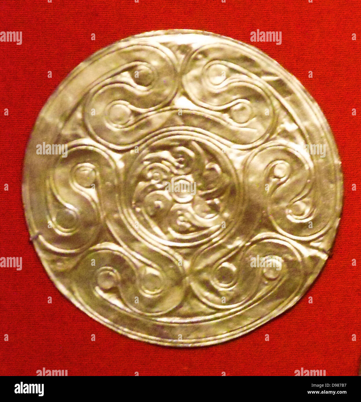 Reproduction d'un disque d'or avec un papillon en relief. La fin ca Helladic mycénienne. La Colombie-Britannique 1600-1500 faite par Émile Gilliéron, père. Tempera sur papier Banque D'Images