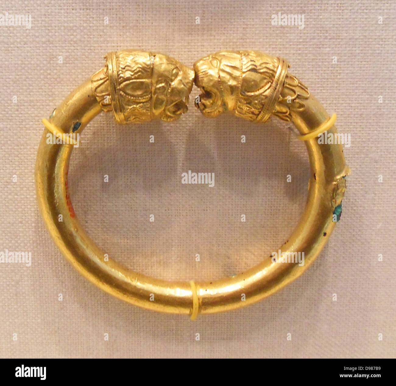 Bracelet en alliage de cuivre et d'or avec tête de lion de faîtage fabriqué  à partir de l'or, alliage de cuivre. 5ème siècle B.C. chypriote Photo Stock  - Alamy