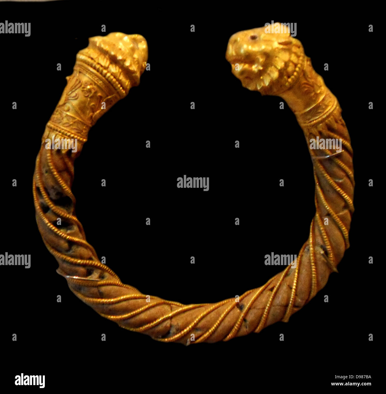 Bracelet en alliage de cuivre et d'or avec tête de lion de faîtage fabriqué à partir de l'or, alliage de cuivre. 5ème siècle B.C. chypriote Banque D'Images