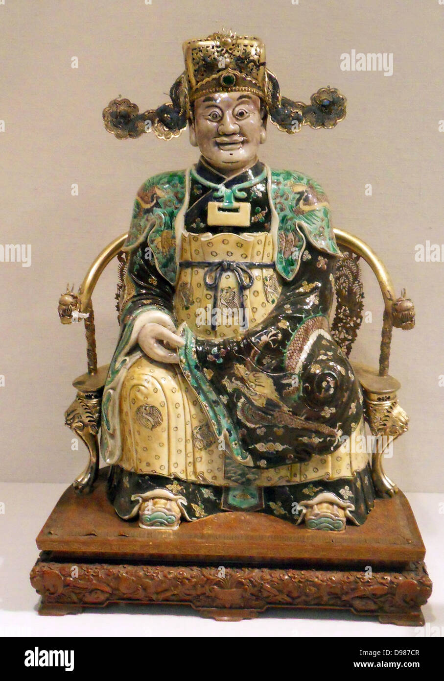 La figure, peut-être le Dieu de la richesse dans son aspect militaire de la fin du 17e-début du 18e siècle. Dynastie Qing, période Kangxi (1662-1722). Porcelaine peinte en émaux famille verte sur le biscuit Banque D'Images