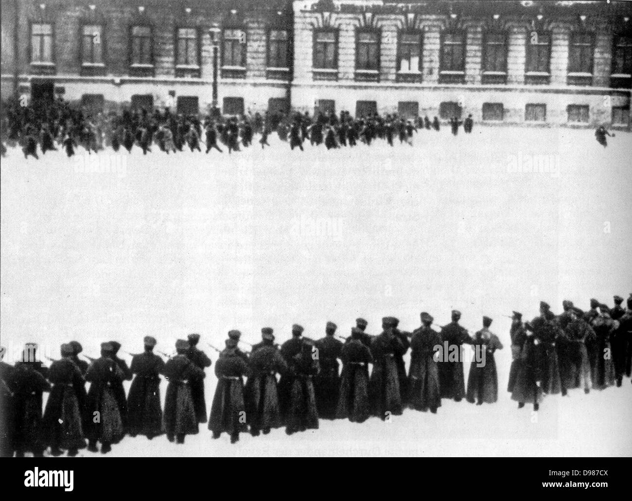 Massacre à St Petersberg, en face du Palais d'hiver (le dimanche sanglant)  1905 Photo Stock - Alamy