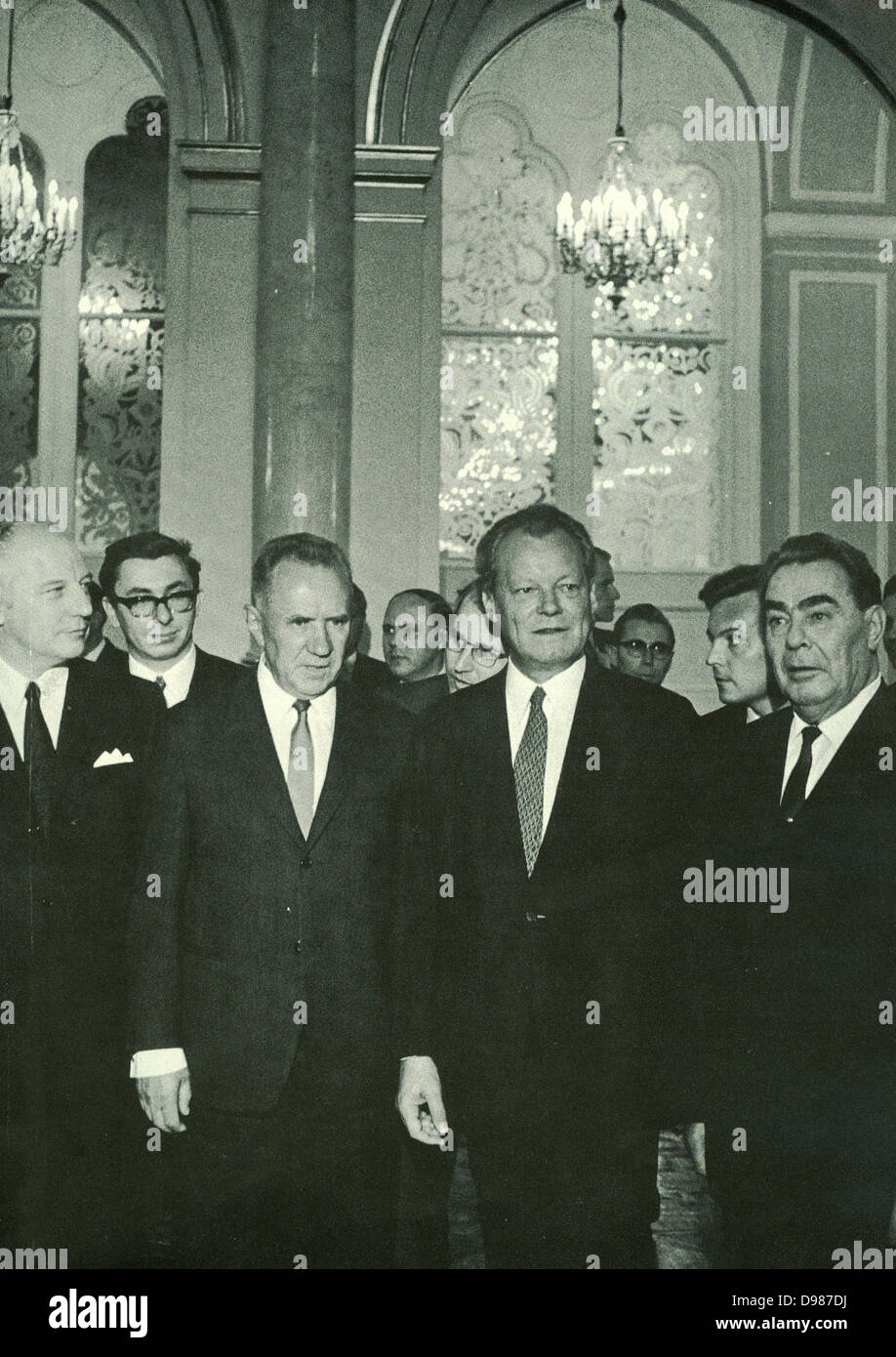 De gauche à droite, rangée avant : à l'Ouest Le ministre allemand des affaires étrangères, Walter Scheel, Premier Ministre soviétique Kossyguine, le Chancelier Willy Brandt, et le Secrétaire général soviétique Leonid Brejnev, réunion pour signer le Traité de Moscou, 1970. Banque D'Images