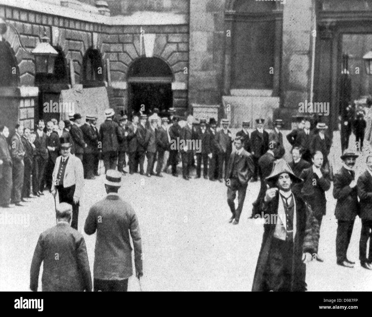 La queue dans la cour de la Banque d'Angleterre pour changer la note dans l'or pendant la première semaine d'août, 1914. Banque D'Images