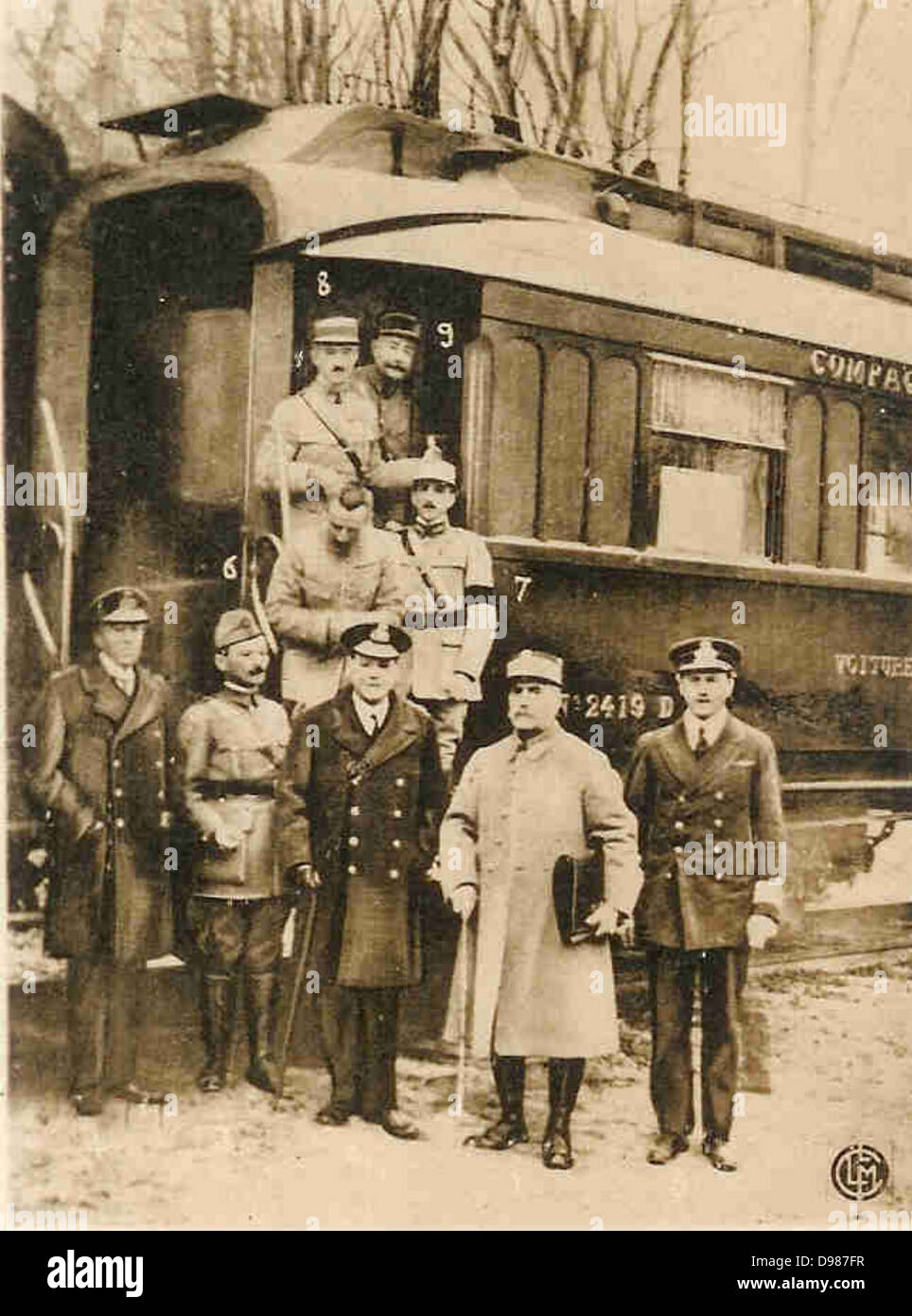 Photographie prise le 11 novembre 1918 comme Prévôt, Foche deuxième à partir de la droite, laisse le transport ferroviaire dans laquelle l'Armistice qui a mis fin à la Première Guerre mondiale. Il est porteur du texte de l'accord signé par l'Allemagne et par au nom de la Foche alliés. Banque D'Images