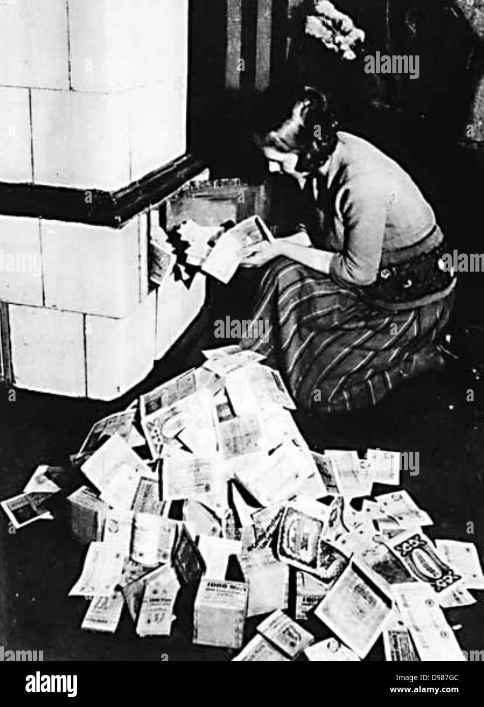 L'hyperinflation en Allemagne après la Première Guerre mondiale : femme utilise des billets de banque pour alimenter une cuisinière. Banque D'Images