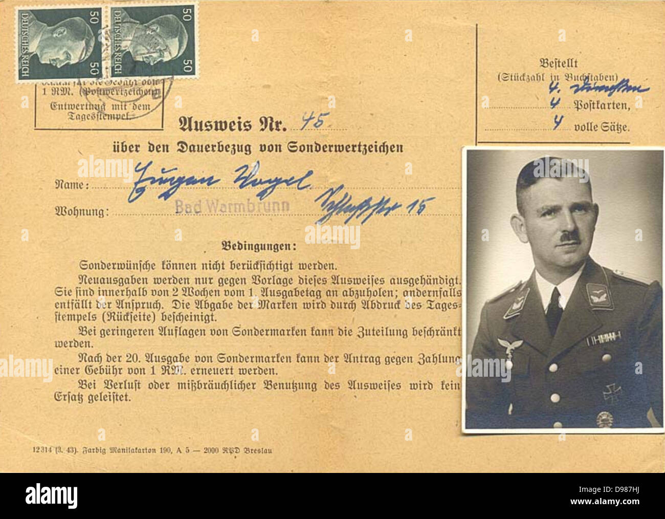 Allemagne : pass pour la poursuite des prestations spéciales pour l'officier de la Luftwaffe illustré sur la photo. Le document, publié en 1943 à Bad Warmbrunn, est authentifiée par deux affranchis 50 phenig stamps montrant Hitler's head. Banque D'Images