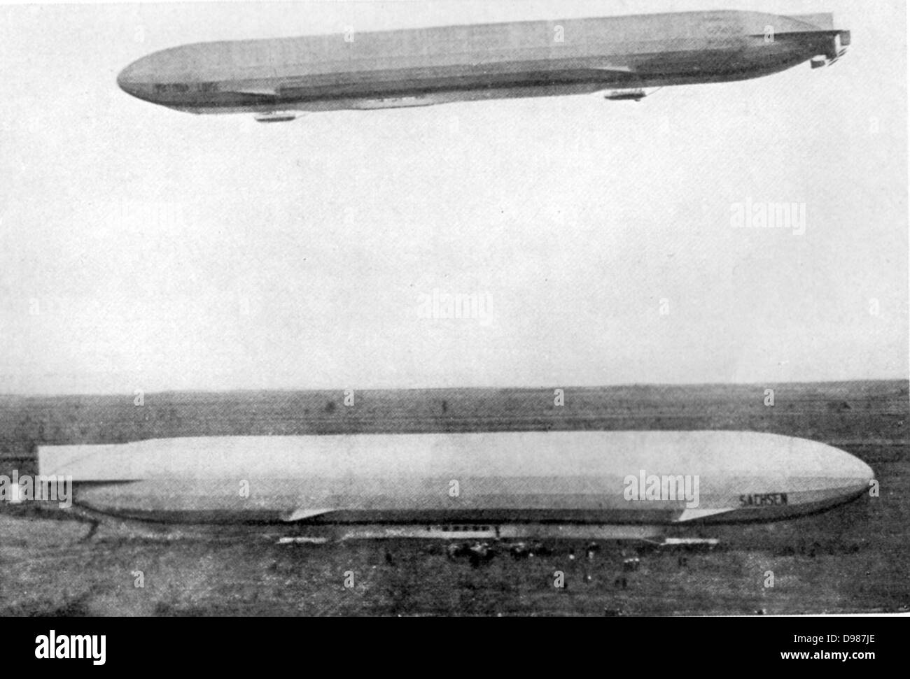 Victoria Luise' 'Zeppelin survolant la 'Sachsen', qui est au repos sur le terrain. Banque D'Images