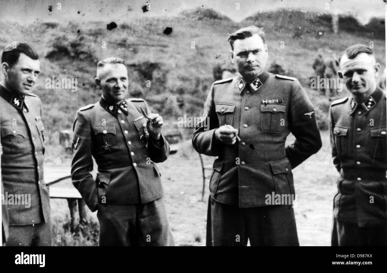 Le Dr Josef Mengele (1911-1979) à gauche, connu sous le nom de 'l'Ange de la Mort' pour les expériences médicales il a effectué sur les détenus d'Auschwitz, les camps de concentration allemands. À côté de lui, c'est Rudolf Höss, Commandant d'Auschwitz ; deuxième à partir de la droite est Josef Kramer, Commandant de Belsen ; à droite, un officier allemand. Banque D'Images