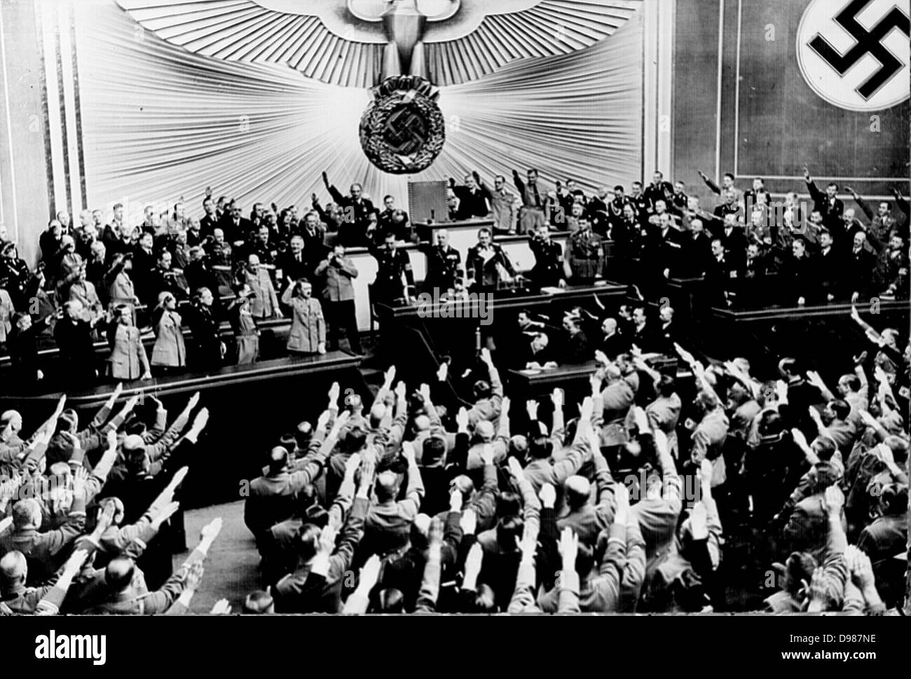 Hitler reçoit le salut nazi après un discours au Reichstag en 1934. Banque D'Images