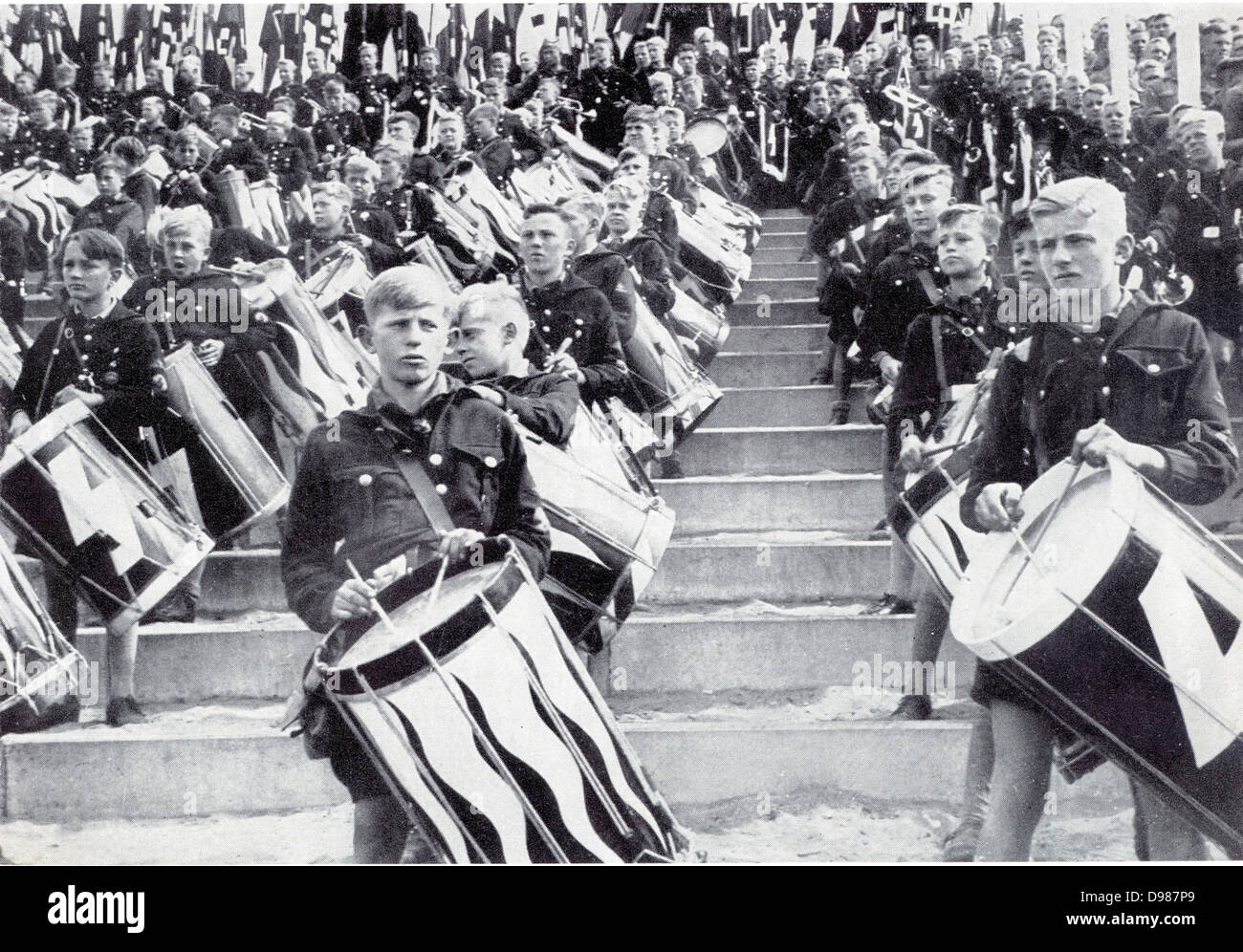 La jeunesse d'Hitler à un rassemblement Nazi, 1930. Musiques de garçon batteurs. Banque D'Images