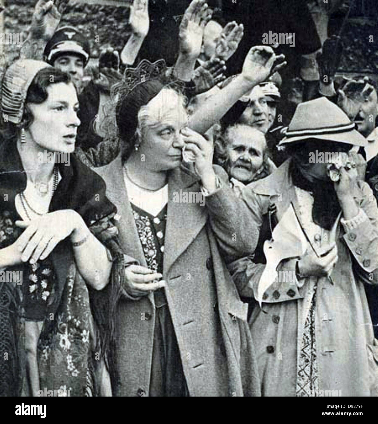 Des Allemands de Sudètes dans les forces allemandes salue à l'entrée de la Tchécoslovaquie en 1938. Banque D'Images