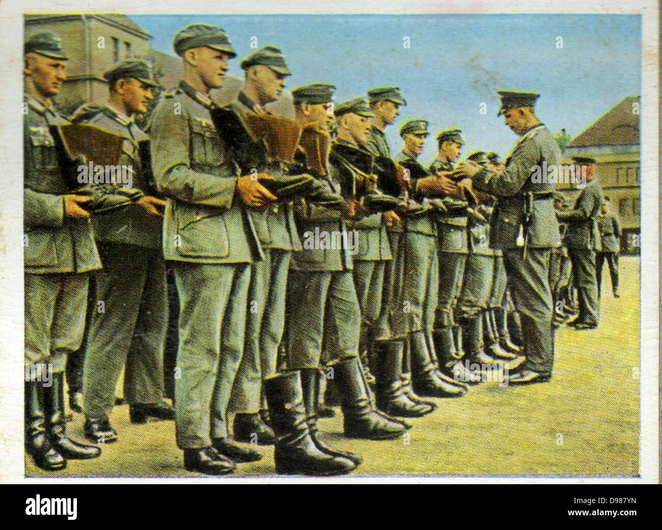 Le réarmement allemand et la militarisation : fantassins allemands alignés pour démarrer l'inspection. À partir de la série de 270 cartes cigarettes 'Die Deutsche Wehrmacht', Dresde, 1936. Banque D'Images