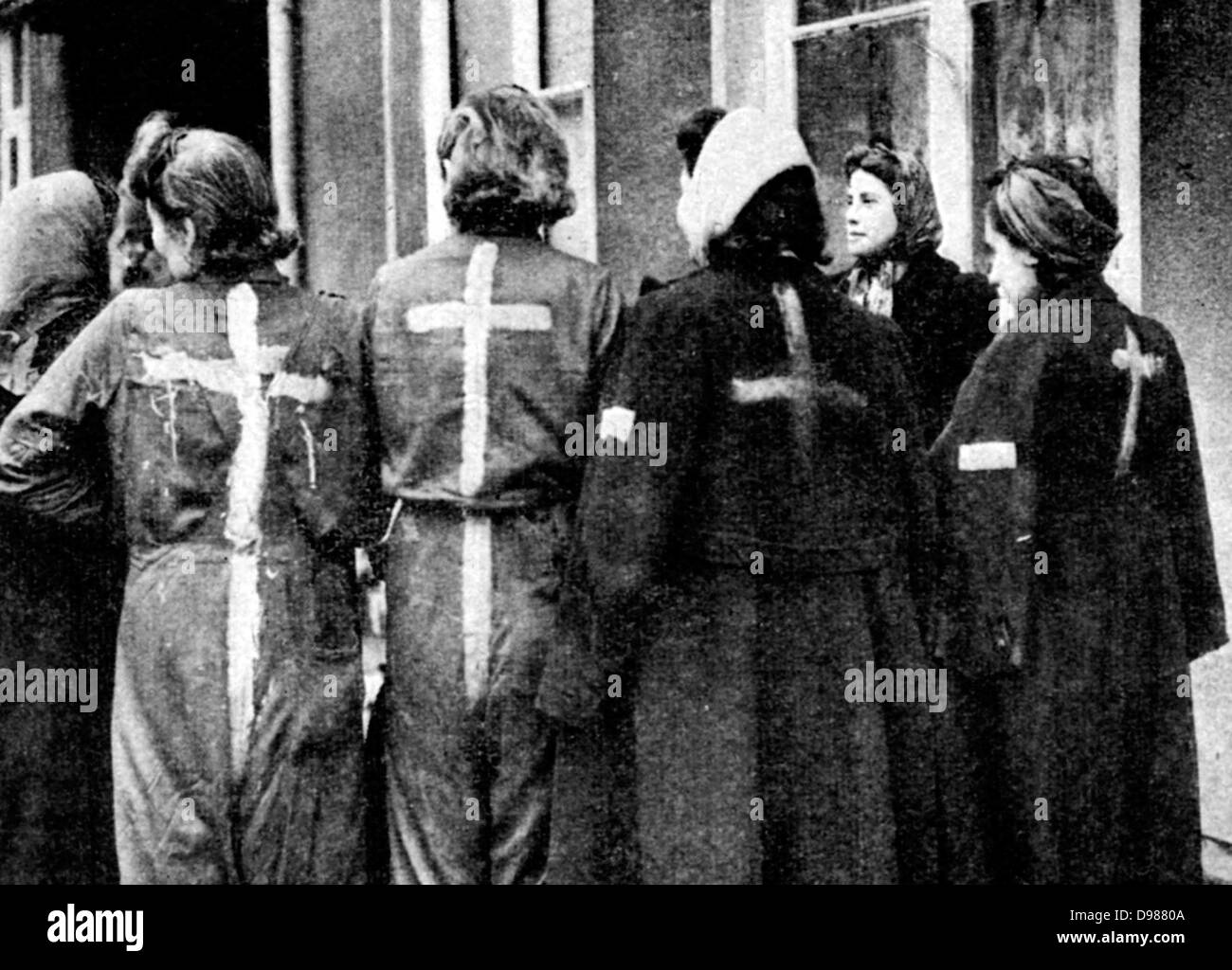 Ces femmes juives, parmi beaucoup pris dans les habitations à la France, la Hollande, la Belgique, l'Italie et la Pologne, ont été libérés par l'Armée US 9e. Banque D'Images