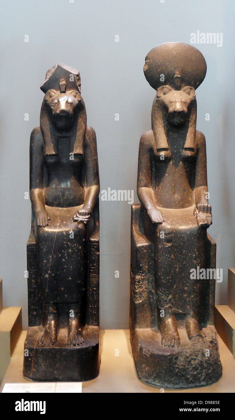 Statues de granit noir d'SekhmetFrom Karnak, Thèbes, Égypte. 18e dynastie, vers 1360 avant JC. La déesse égyptienne Sekhmet était associée à la destruction. Selon le mythe, elle était l'oeil de Rê, qu'il a envoyées contre ses ennemis. Sous cette forme elle apparaît également comme le cobra sur le front du roi, de croissance pour le protéger. Son nom signifie "celui qui est puissant". Elle est représentée comme une femme à tête de lionne. Banque D'Images