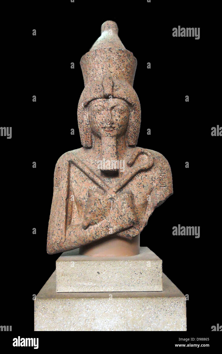 Buste d'une statue de granit de Ramsès IIFrom Assouan, l'île Eléphantine, en Égypte. 19e dynastie, vers 1250 avant JC. Du Temple de Khnoum. Bon nombre des principaux attributs de la royauté égyptienne sont visibles sur cette statue du roi Ramsès II (1279-1213 avant J.-C.). Il est indiqué de porter les deux couronnes de la Haute et Basse Égypte, symbolisant le roi de l'État dans le pays ; dans ses mains sont l'escroc et le fléau, qui représentent son pouvoir sur son sujet ; et sur son front, l'uræus est le cobra snake prêt à attaquer n'importe quel qui osent s'opposer à lui. Banque D'Images