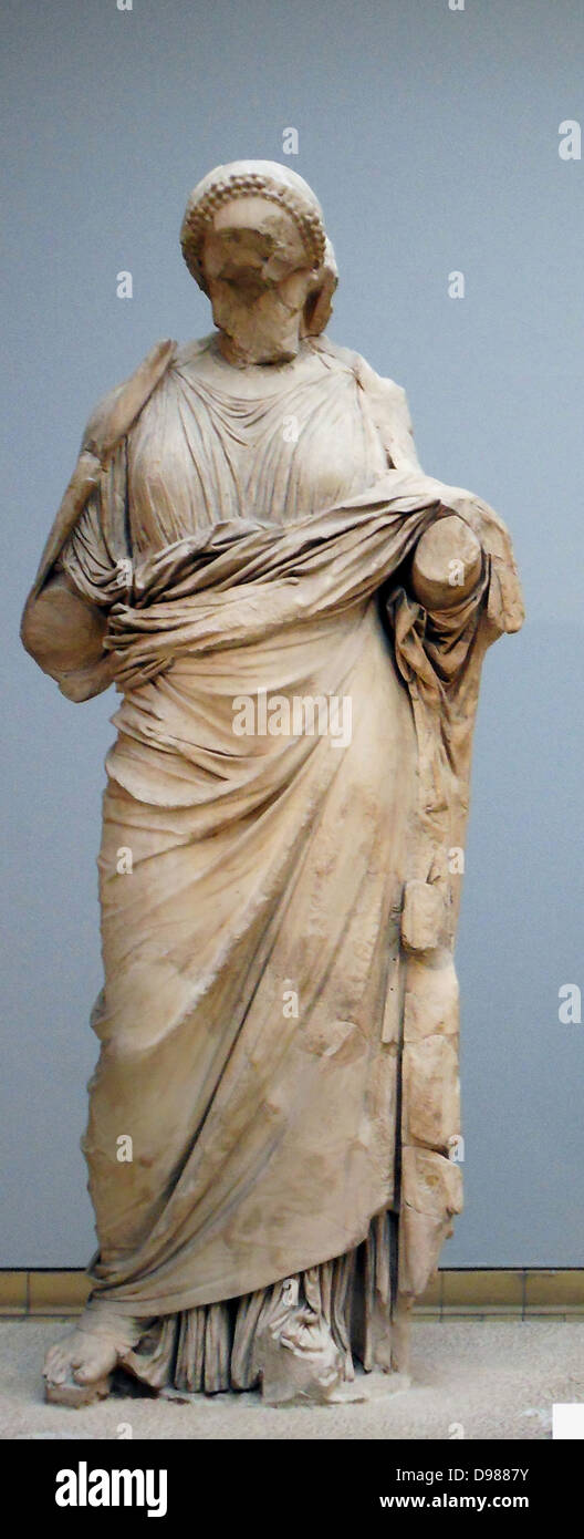 Statue colossale d'une femme de l'homme le mausolée d'Halikarnassos, Grec, autour de 350 avant JC. De Bodrum moderne, au sud-ouest de la Turquie. Traditionnellement identifiés comme Hekatomnid Maussollos, de la dynastie. C'est le mieux préservé de la colossale chiffres du mausolée dynastique, même s'il a été reconstruit à partir d'au moins soixante-sept fragments. Banque D'Images