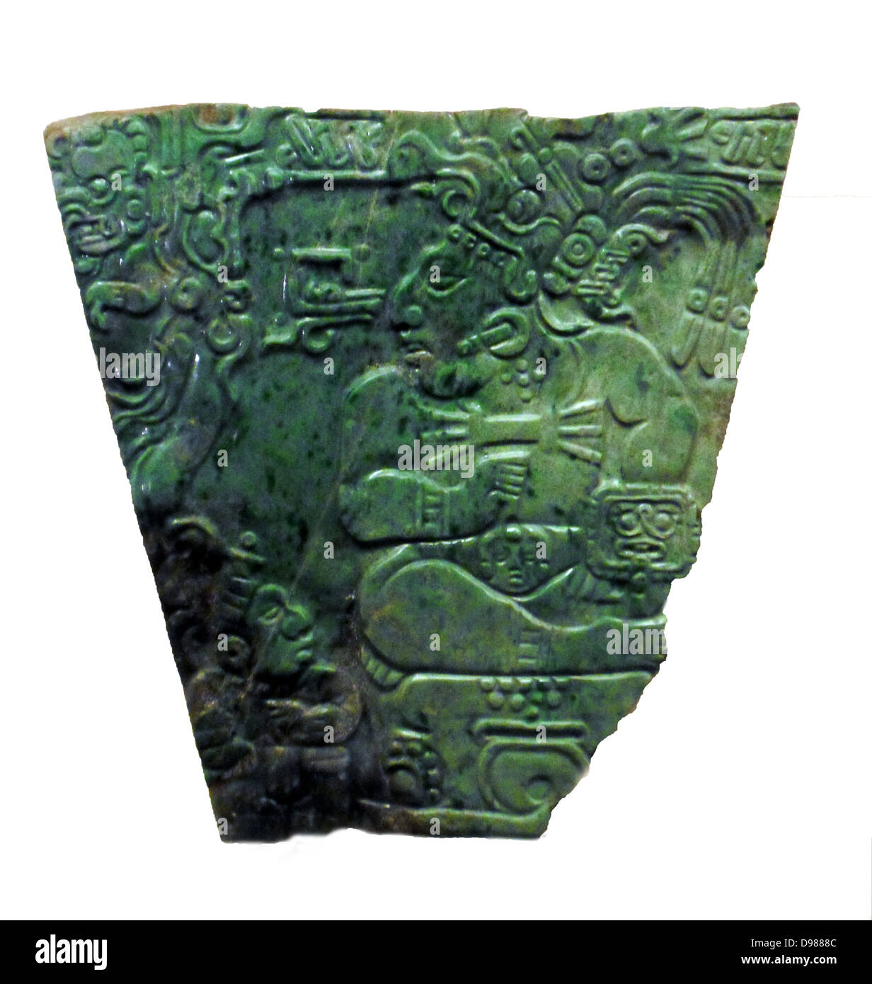 Plaque de Jade d'un roi Maya, Maya période Classique (600-900 AD) Teotihuacan, au Mexique. La scène sur cette plaque, sculptés dans la soi-disant "style Nebaj, montre une Maya seigneur ou roi assis sur un trône avec une plus petite figure à ses pieds. Le seigneur porte des boules quies, un grand pectoral, bracelets, brassards, une ceinture avec une tête de cheval et une coiffe zoomorphe décoré de longues plumes. Sur son bras gauche il porte un bouclier avec une représentation de le dieu Jaguar, un dieu des enfers. Banque D'Images