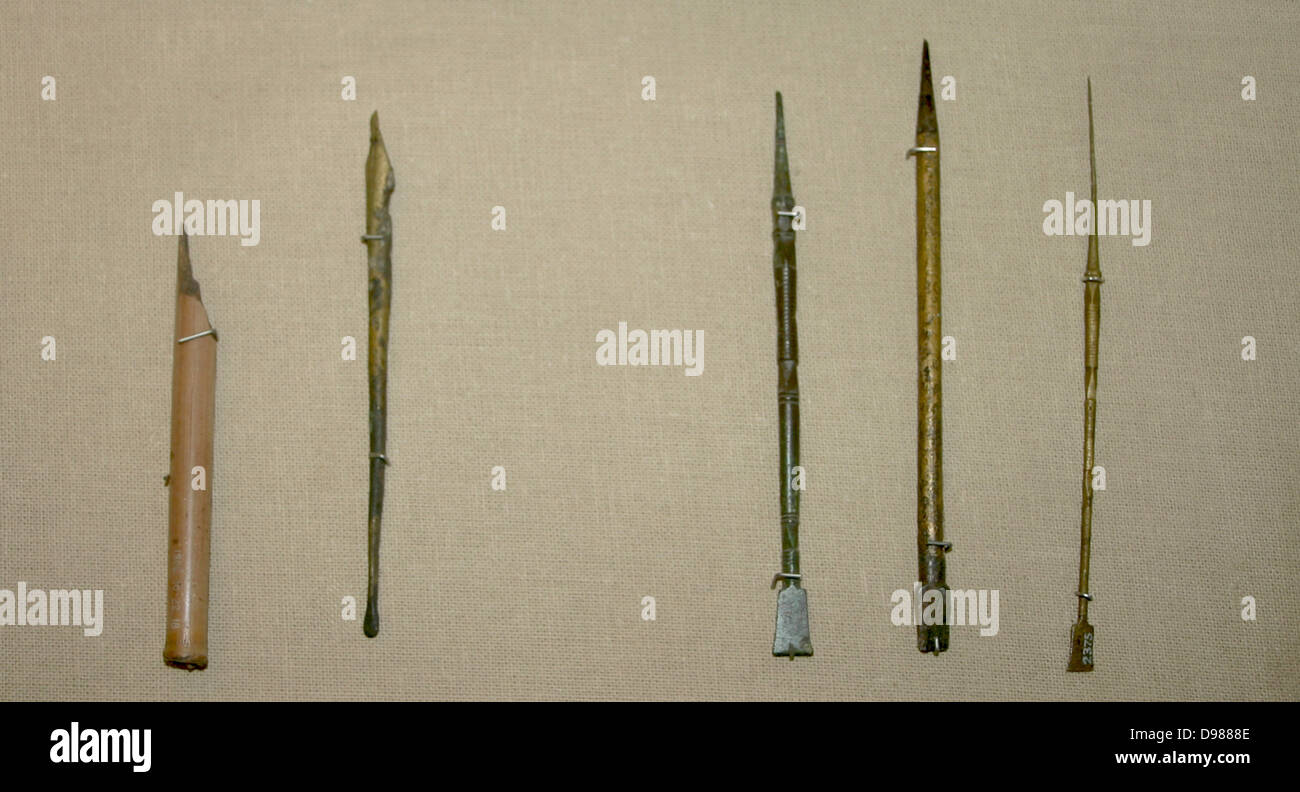 Gauche : Reed stylo avec une plume de split à partir de l'époque romaine en Egypte vers Ier siècle apr. Sur la droite (trois stylets stylus stylos) utilisé dans l'Empire romain c 2ème ANNONCE de siècle. Banque D'Images