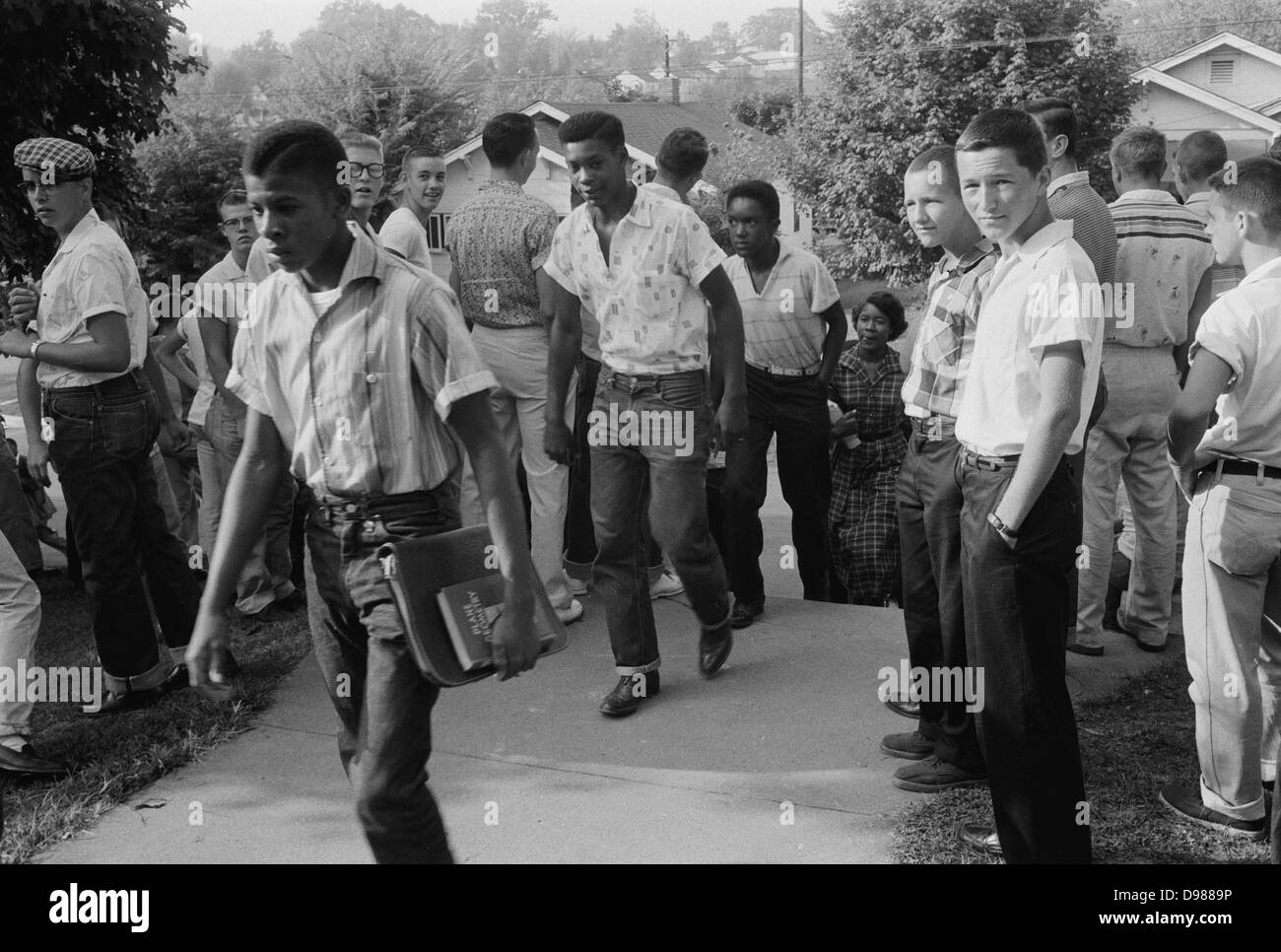 Line of African American boys marche à travers une foule de garçons blancs pendant une période de violences liées à l'intégration scolaire, Little Rock, Arkansas, 4 décembre 1956. Photographe, Thomas J. O'Halloran. Banque D'Images