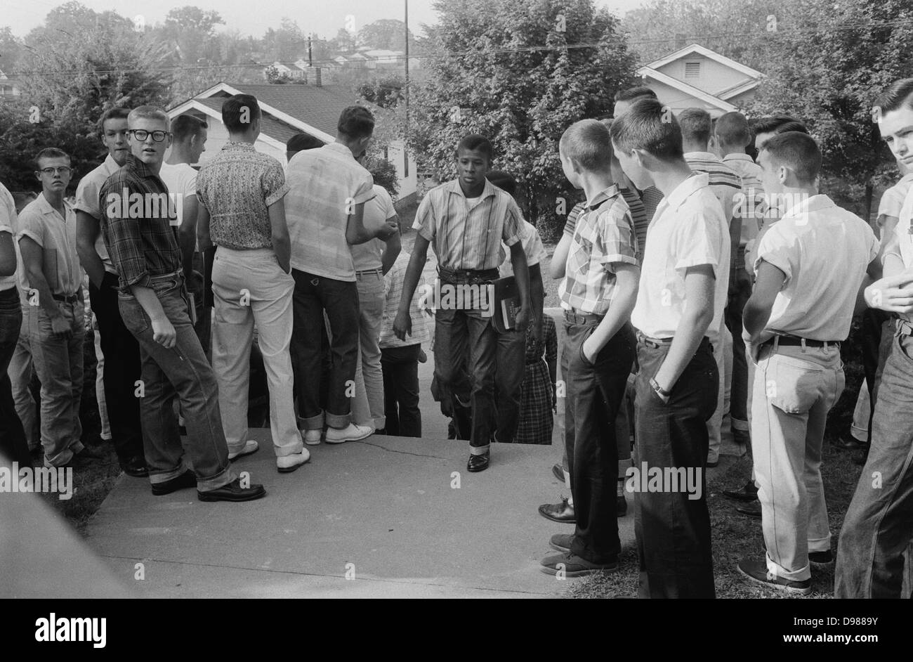 Line of African American boys marche à travers une foule de garçons blancs pendant une période de violences liées à l'intégration scolaire, Little Rock, Arkansas, 4 décembre 1956. Photographe : Thomas J. O'Halloran. Banque D'Images