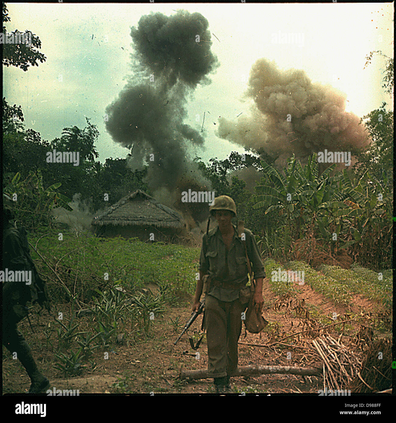 Géorgie : l'opération des Marines américains faire exploser des bunkers et des tunnels utilisés par les Vietcongs, 5 mai 1966. Photographie de Nara. Banque D'Images