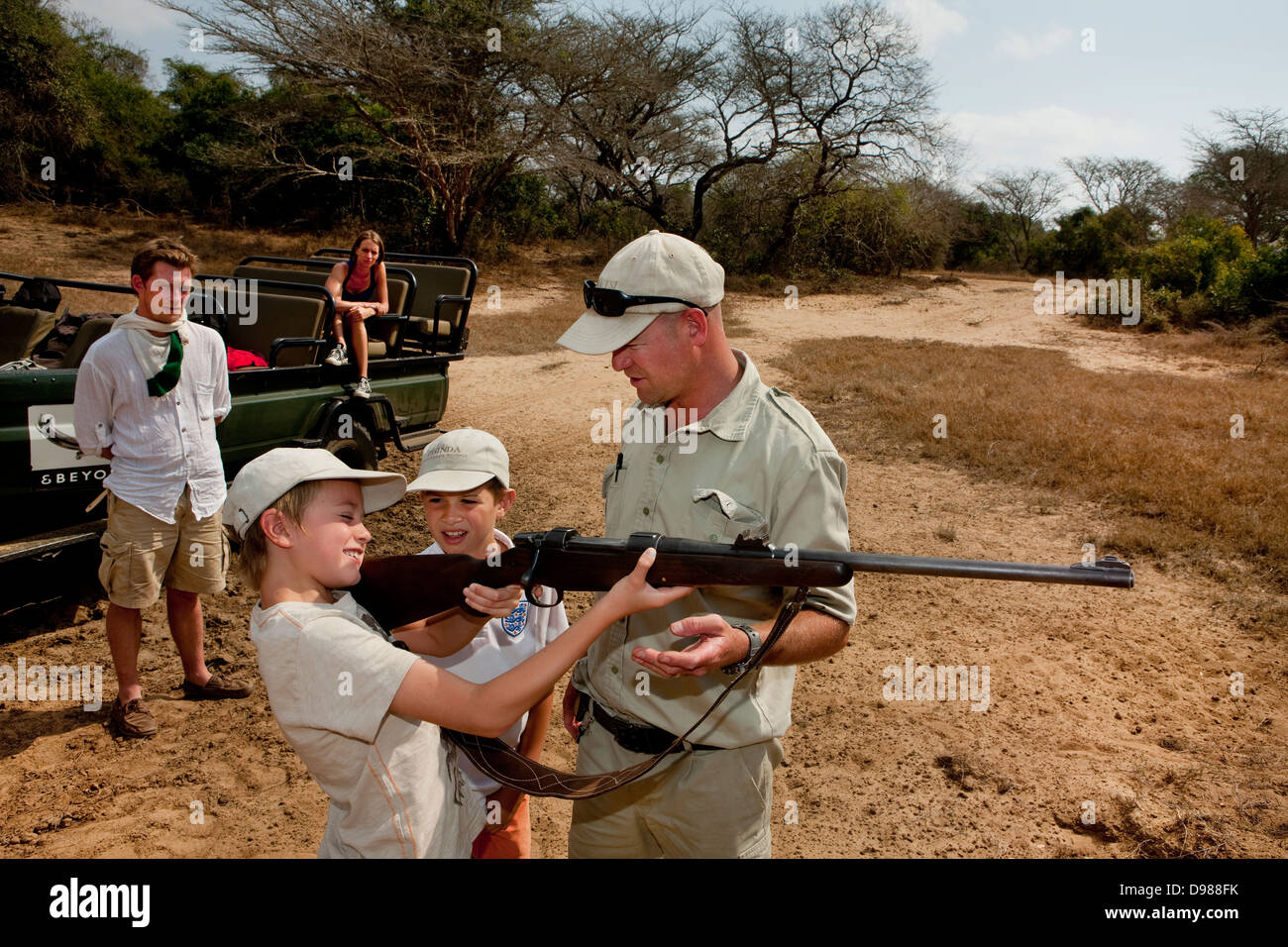 Les enfants qui apprennent à tirer avec une carabine à Phinda Game Reserve, Afrique du Sud Banque D'Images