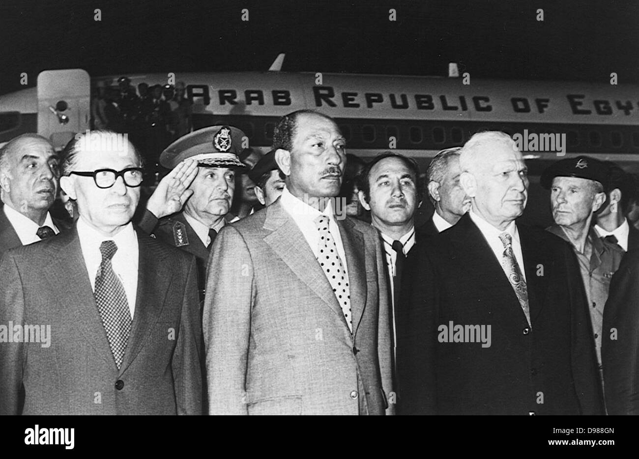 Le Président Anwar Sadate (1918-1981) Président de l'Égypte, centre, avec le Premier Ministre israélien, Menahem Begin (1913-1992), au début de sa visite historique en Israël en 1977. Banque D'Images