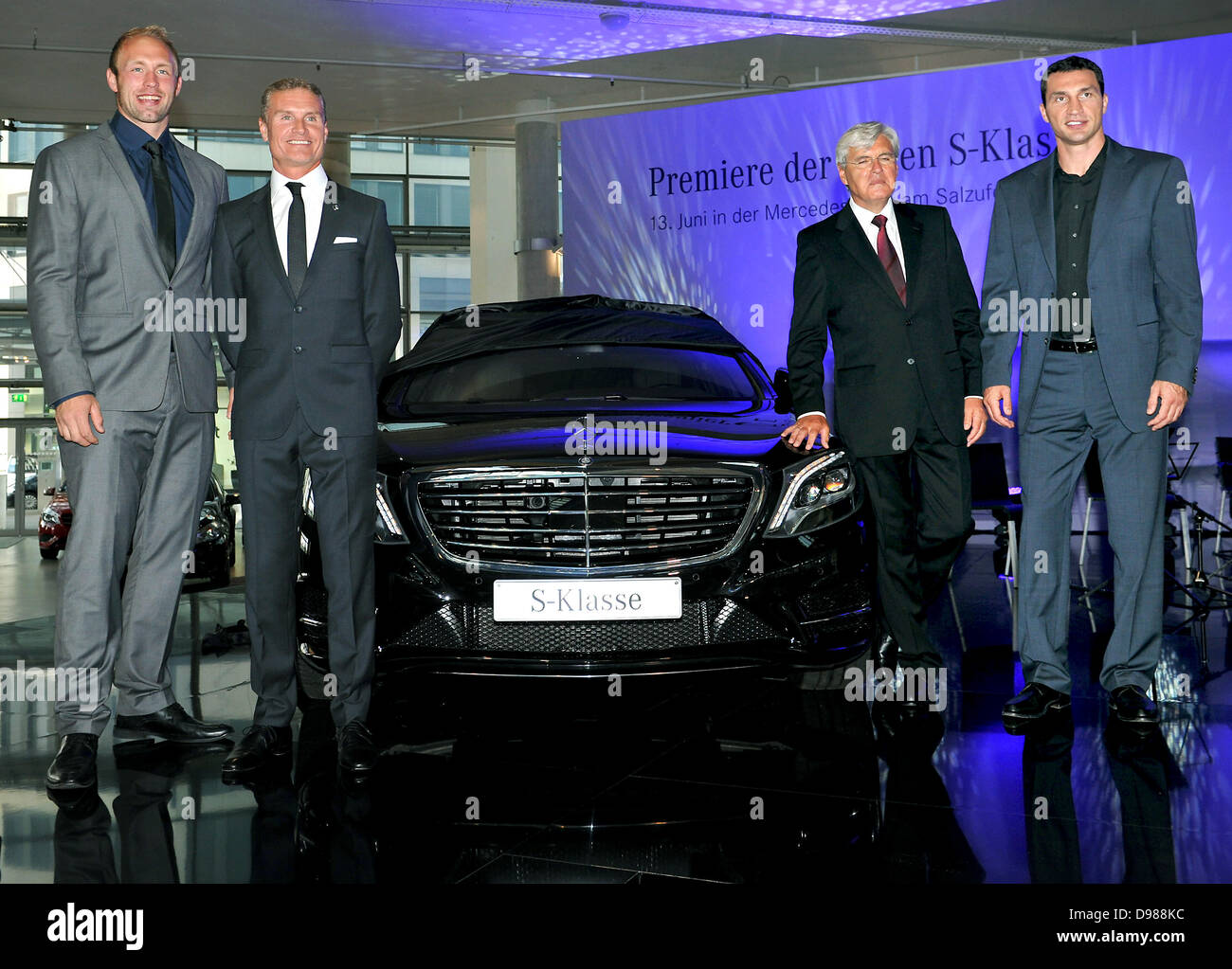 Berlin, Allemagne. 13 Juin, 2013. Champion olympique Robert Harting (L-R), ancien pilote de Formule 1 David Coulthard, Walter Mueller, directeur de la direction de Mercedes-Benz, Berlin et boxeur Wladimir Klitschko pose devant l'appareil photo lors de la présentation de la nouvelle classe S chez Mercedes Welt à Berlin, Allemagne, 13 juin 2013. Photo : Paul Zinken/dpa/Alamy Live News Banque D'Images