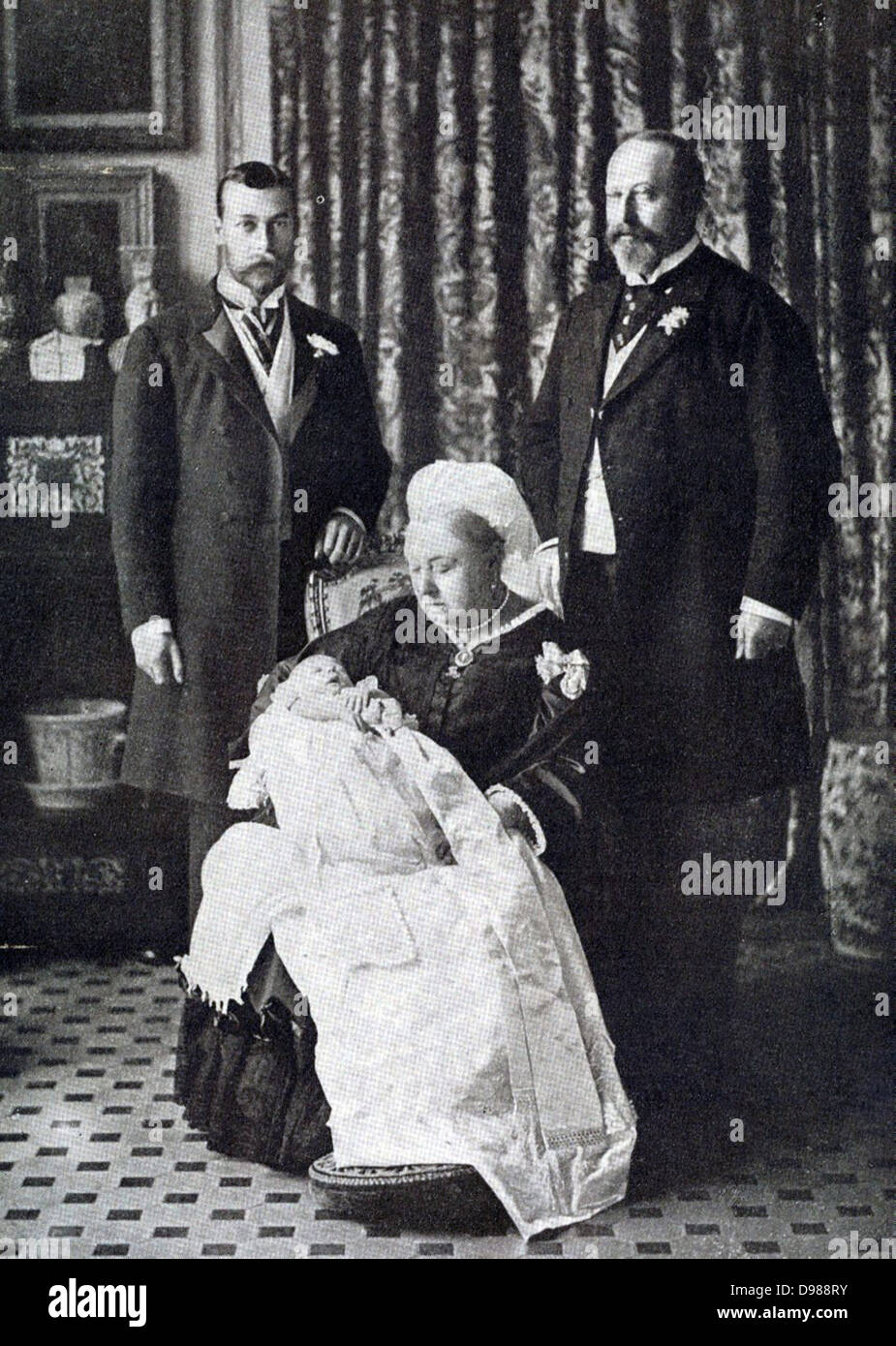 Quatre générations de monarques britanniques, 1894. La reine Victoria holding infant futur Édouard VIII, flanquée de droite, son fils, le futur Édouard VII, et son petit-fils, le futur George V. Banque D'Images