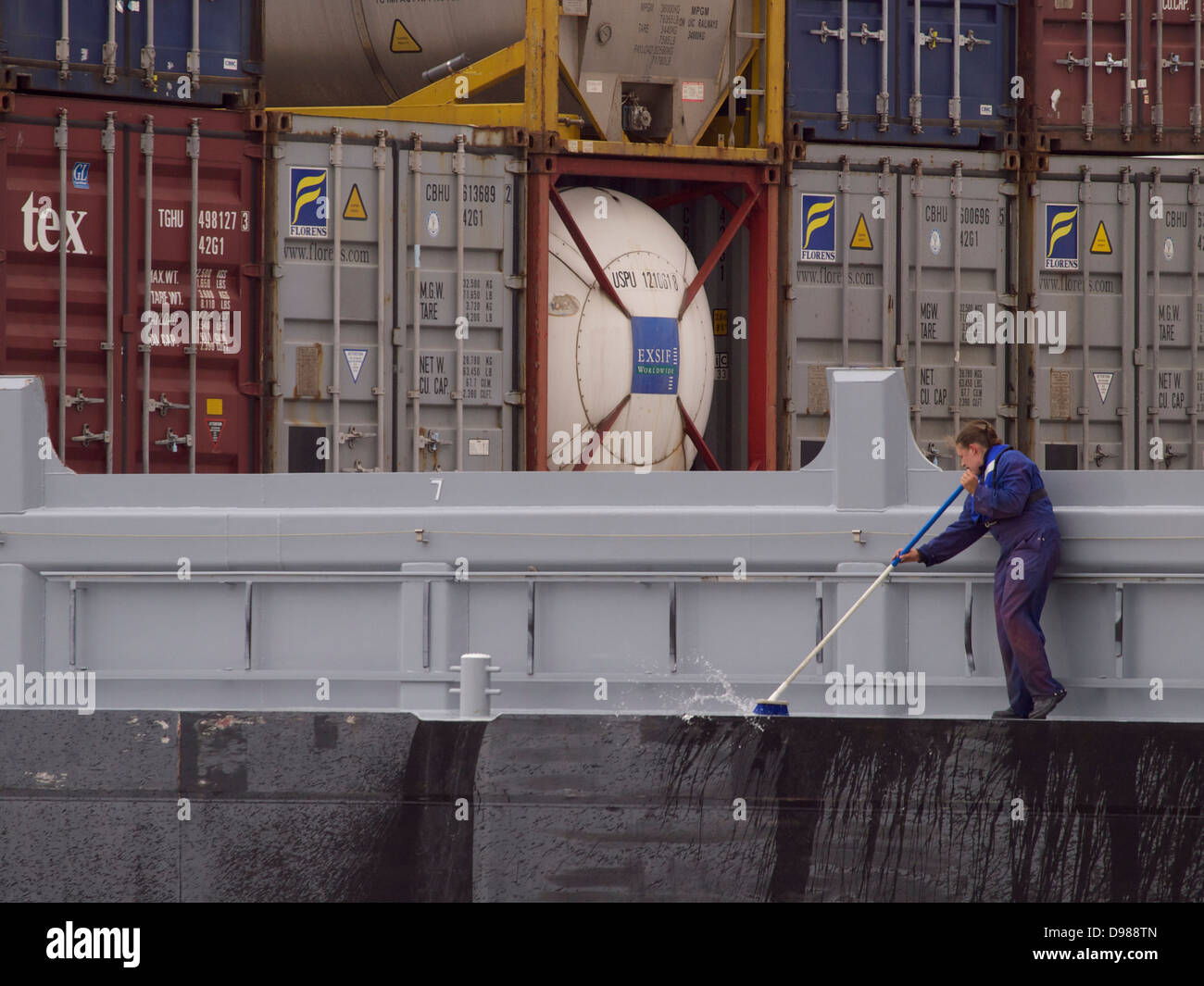 Nettoyage du pont d'un barge à conteneurs dans le port de Rotterdam, Pays-Bas Banque D'Images