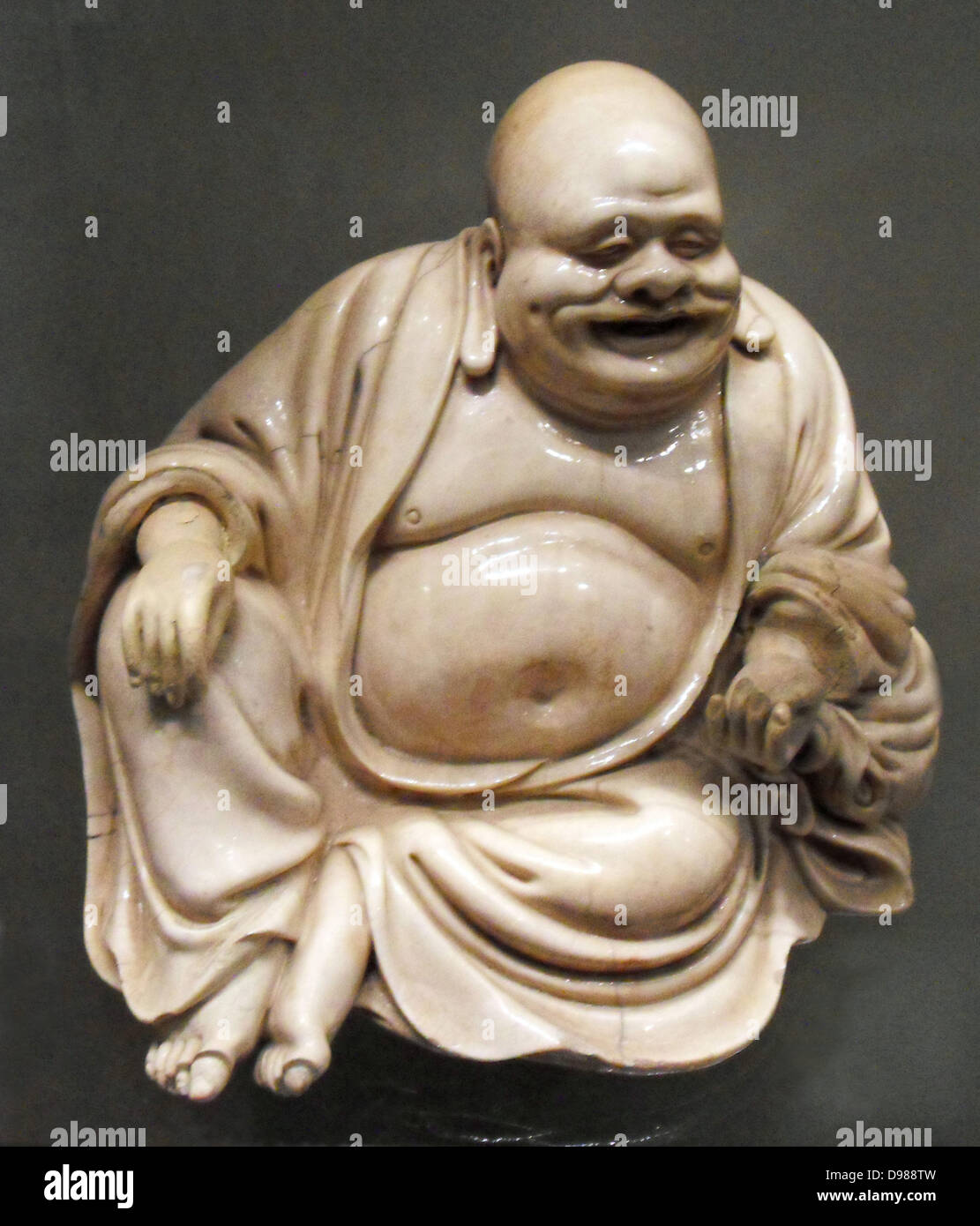 La figure de faïence Hotei, années 1800, le japonais. Budai, prononcé Hotei en japonais, est une divinité du folklore chinois. Son nom signifie "sac en tissu, et vient de le sac qu'il porte. Il est presque toujours montré sourire ou rire, d'où son surnom en chinois, le Laughing Buddha. Banque D'Images