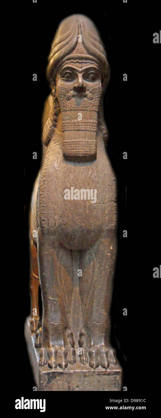 Les droits de l'ailé gardien Lion tête chiffres l'entrée d'un bâtiment à l'intérieur du palais de Nimrud, assyrienne. 865-860 av. Banque D'Images