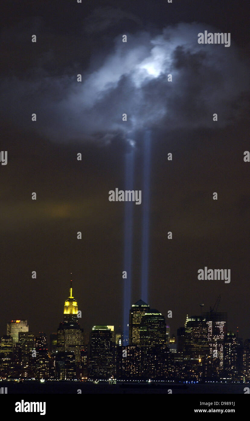 New York, N.Y. (sept. 9, 2004) - comme l'anniversaire du 11 septembre 2001, une attaque terroriste, les approches d'un test de l'hommage rendu à la lumière illumine un mémorial en passant au-dessus des nuages bas Manhattan. Les tours jumelles de la lumière, composée de 44 projecteurs près de "Ground Zero", sont censés représenter les tours jumelles du World Trade Center. Selon les conditions météorologiques, les colonnes de lumière peut être vu pendant au moins 20 kilomètres autour du complexe du centre de commerce. Photo de la Garde côtière américaine Banque D'Images