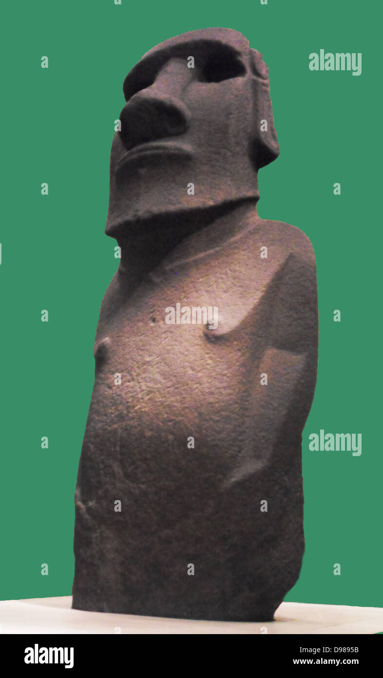 Statue de basalte Hoa Hakananai appelé's (probablement de 'vol' ami ou caché). L'île de Pâques / Rap Nui, Chili (Pacifique Sud), à environ 1400. Cette statue, représentant une figure ancestrale, était peut-être affichées pour la première fois à l'air libre. Il a ensuite déménagé dans une maison en pierre à Orongo, le centre d'un culte birdman. Banque D'Images
